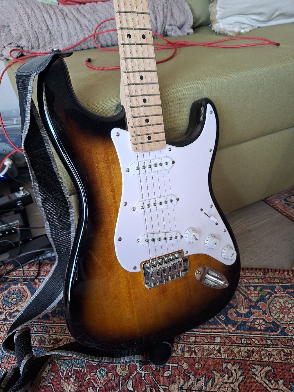 Squier Strumenti musicali: Guitare électrique Squier Stratocaster Sunburst avec housse – Usato da Collombey venduto da lon_m7qd