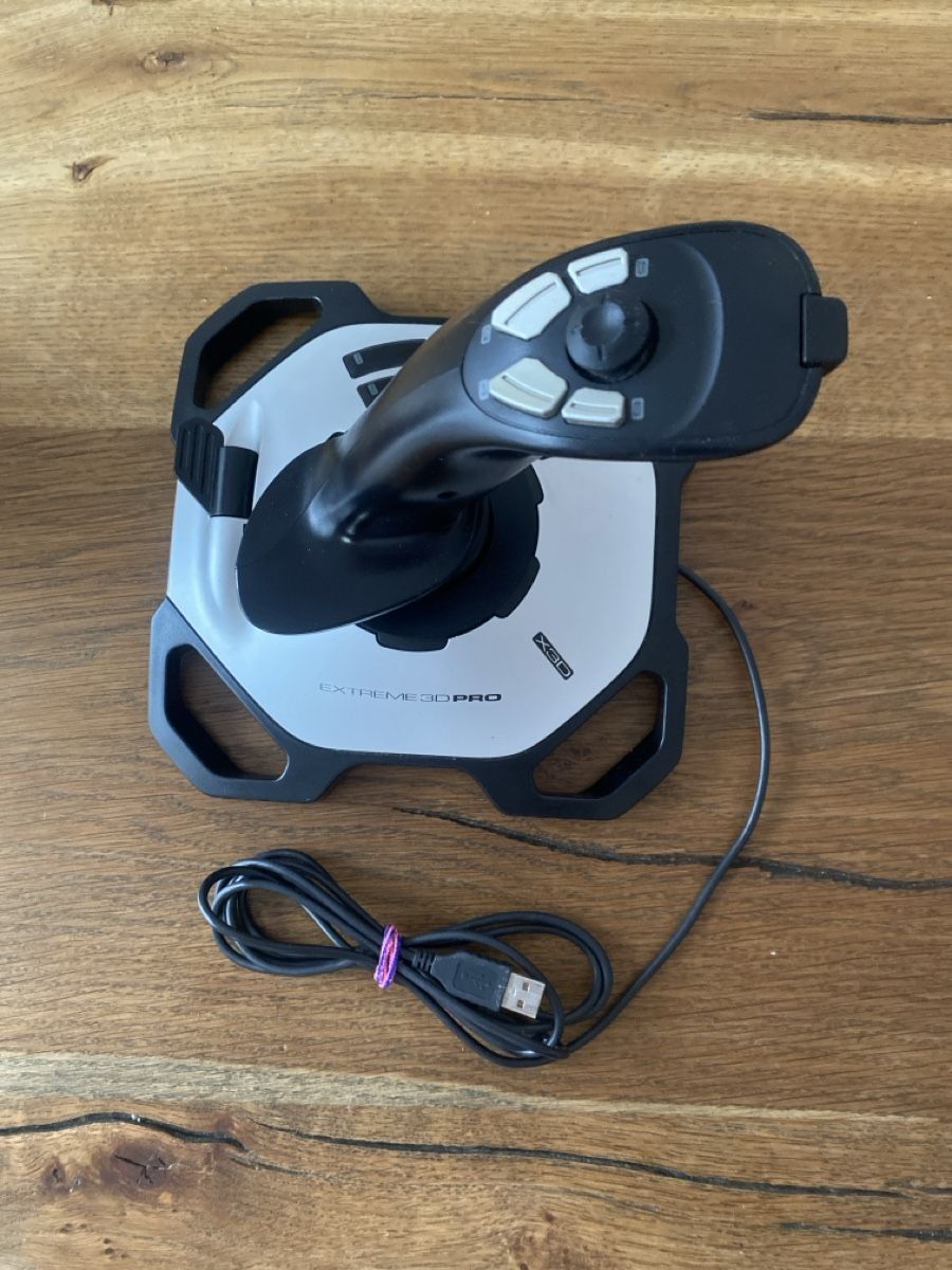 Logitech Manettes: Joystick Logitech Extreme 3D Pro USB  – D'occasion à Beride d. Bedigli. par Connina