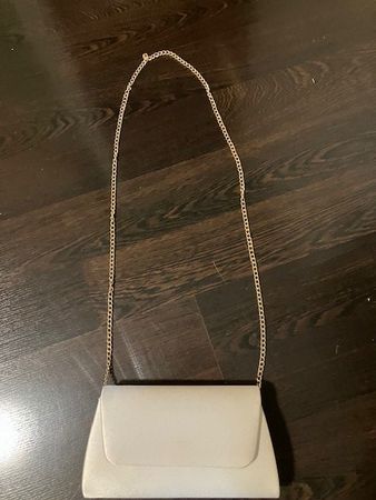 perlmutt-farbene clutch mit goldkette