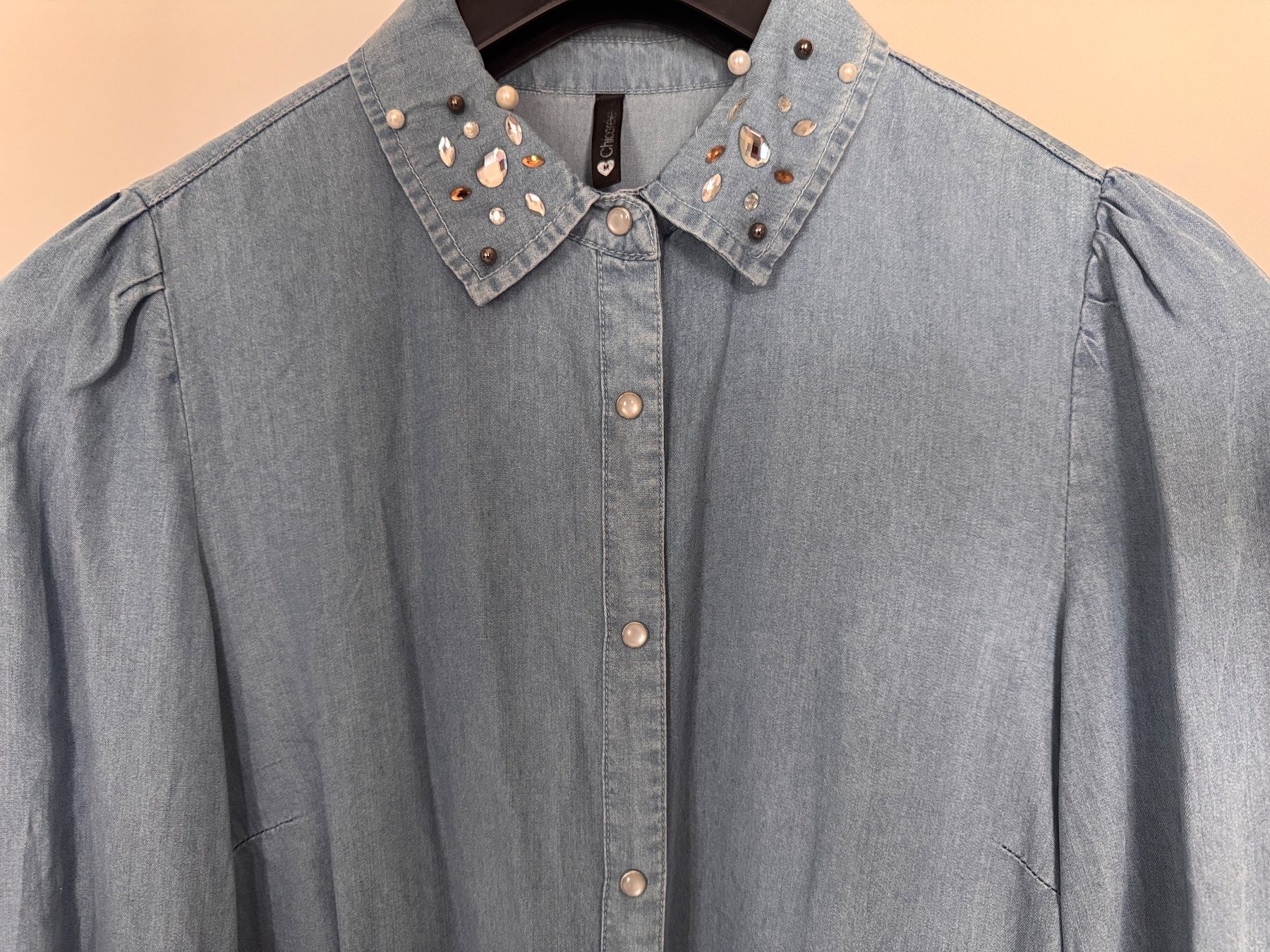 Chemisiers: Damen Bluse Jeans hellblau Grösse M  mit Perlenkragen – D'occasion à Heerbrugg par dwfg 4