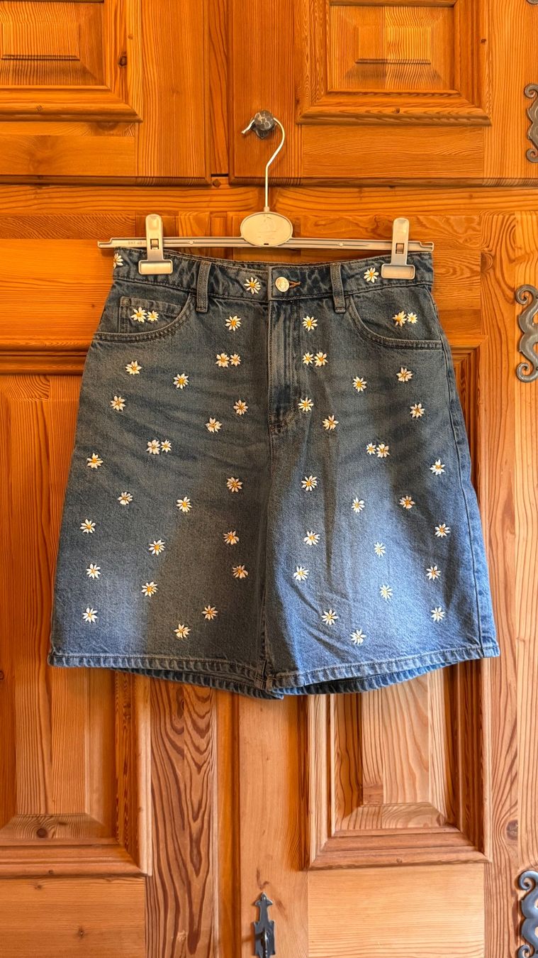 Jeans: Bestickte Jeans-Shorts – Gebraucht aus La Punt Chamues-ch von Mausibeinli