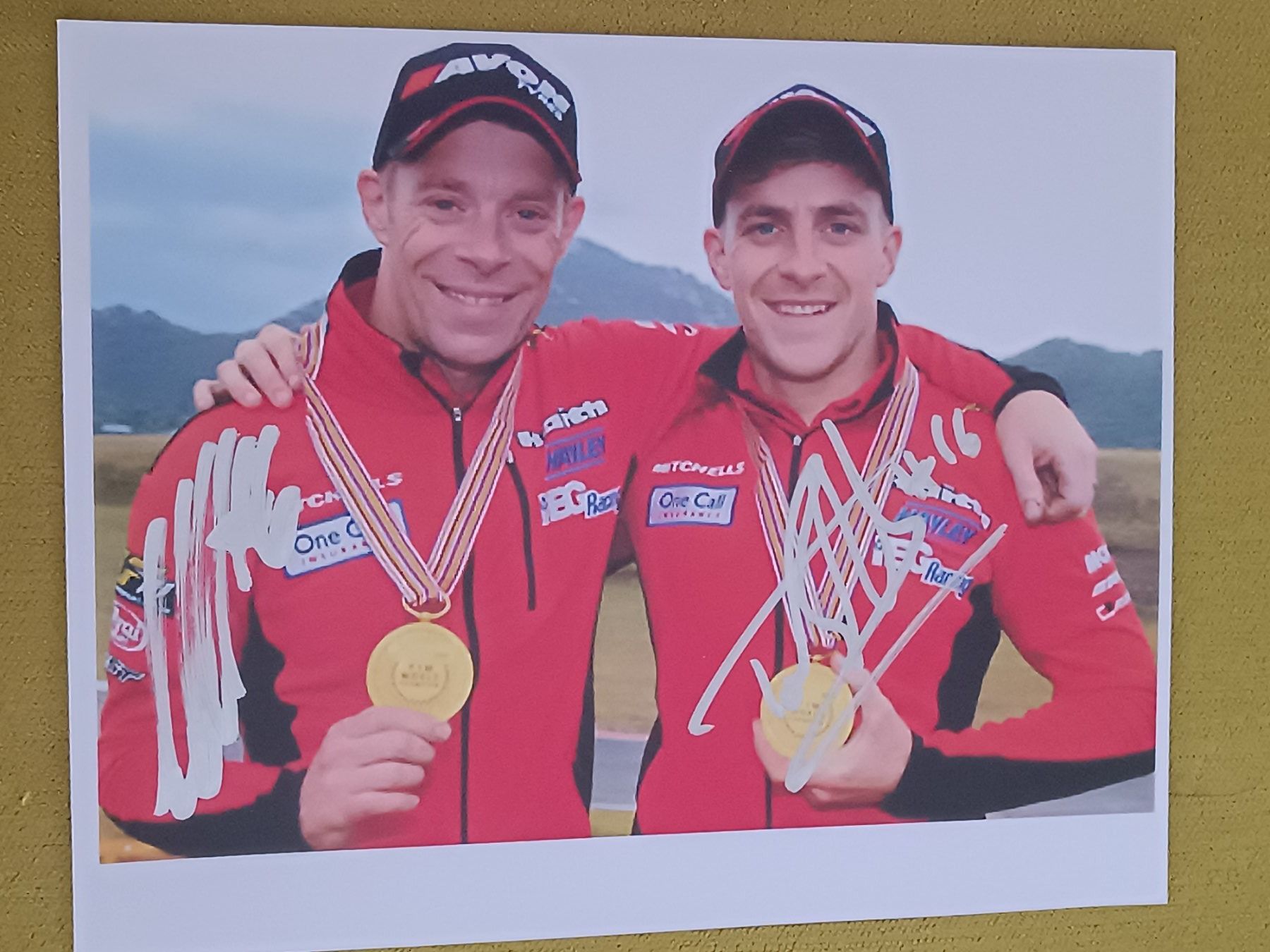 Autogramme: Tom & Ben Birchall -  persönlich gesammelt – Gebraucht aus Menziken von Autogramme