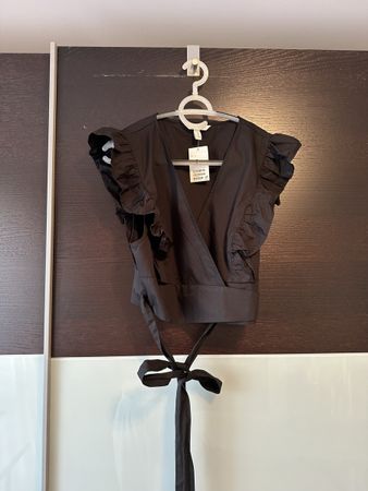 Schwarzes Sommer Top mit Rüschen - Grösse S - Neu!