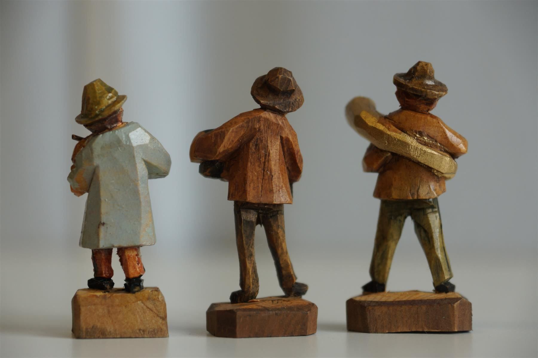 Skulpturen & Statuen: 3 Musikanten, geschnitzt – Neu und originalverpackt aus Brienz BE von P.Edelweiss 1