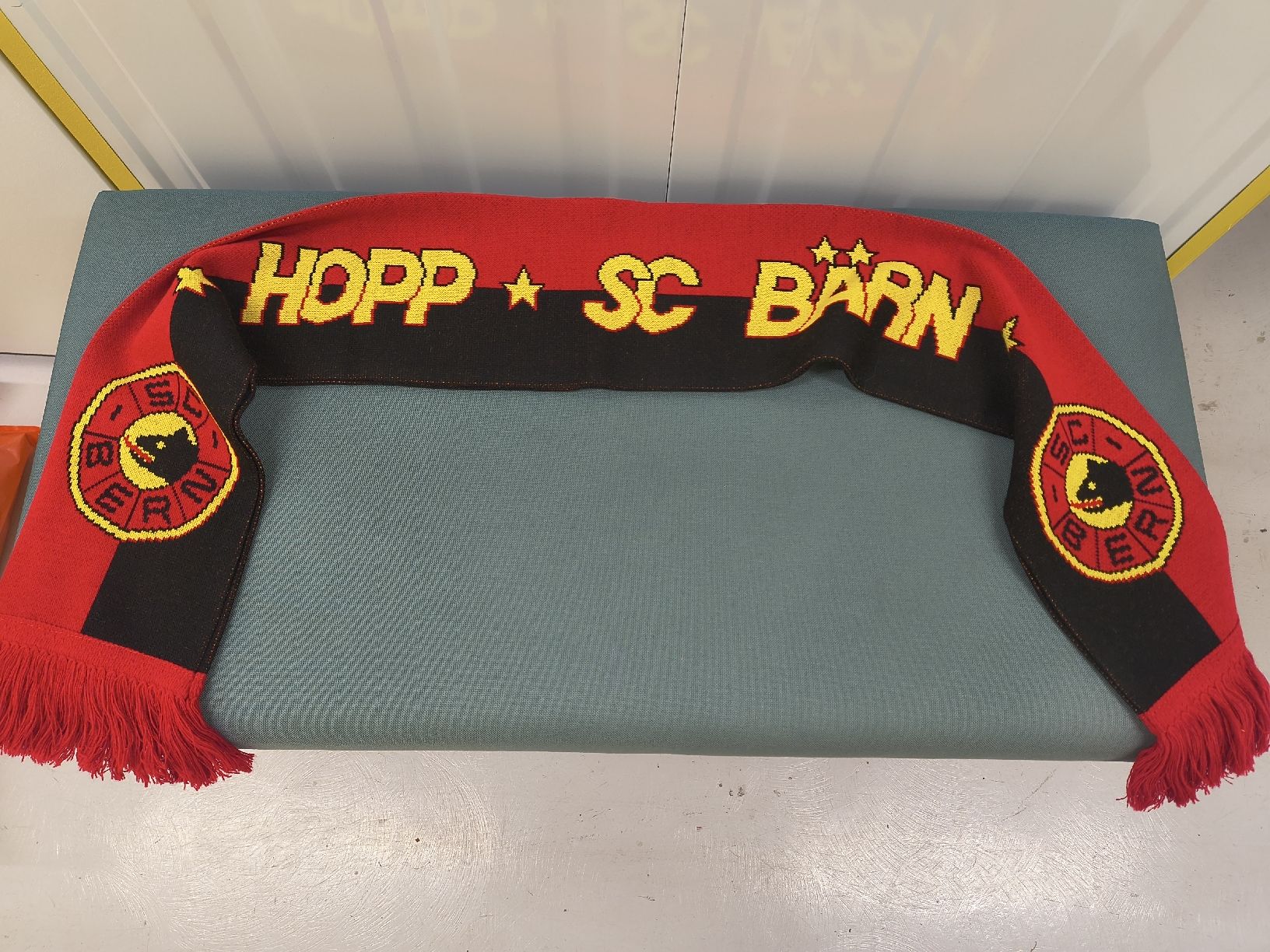 Foulard & Sciarpe: SCB Fan-Schal, ca. 1.2m – Nuovo (secondo la descrizione) da Flamatt venduto da Suess-Sauer