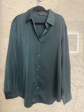 Dunkelgrüne Satinbluse von Uniqlo Gr S