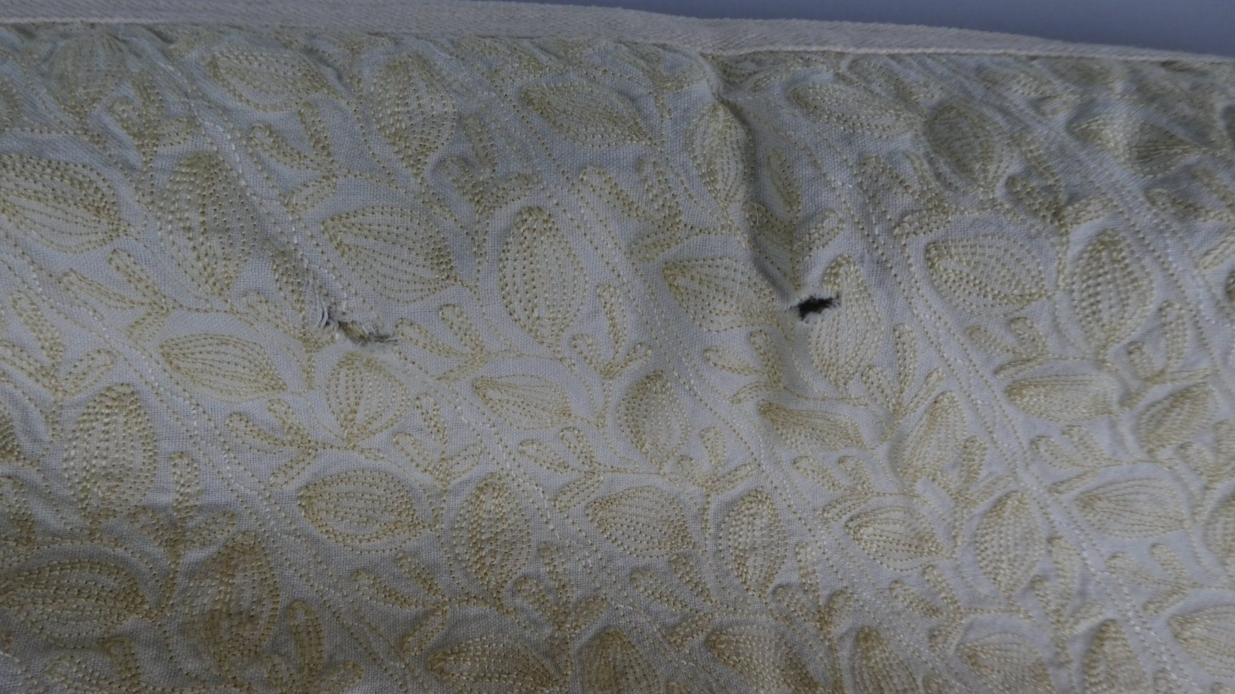 Tessuti: älteres Stoffstück mit Blumenmuster creme/beige – Usato da Diessenhofen venduto da Hundeseele 1