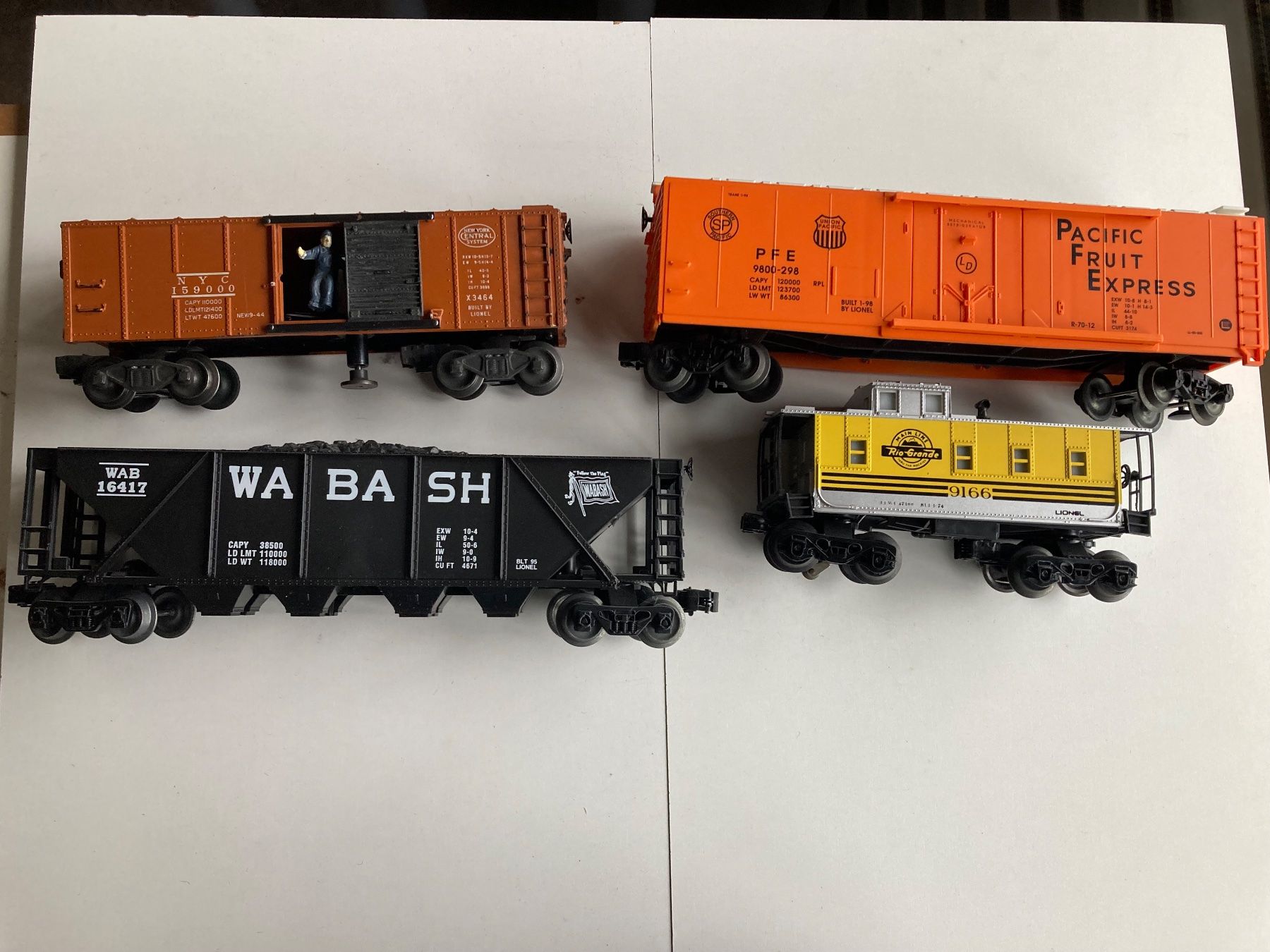 Modellini di ferrovie: 4er Set Spur 0 Güterwagen USA mit Figur – Usato da Büsserach venduto da ModellbahnDepot
