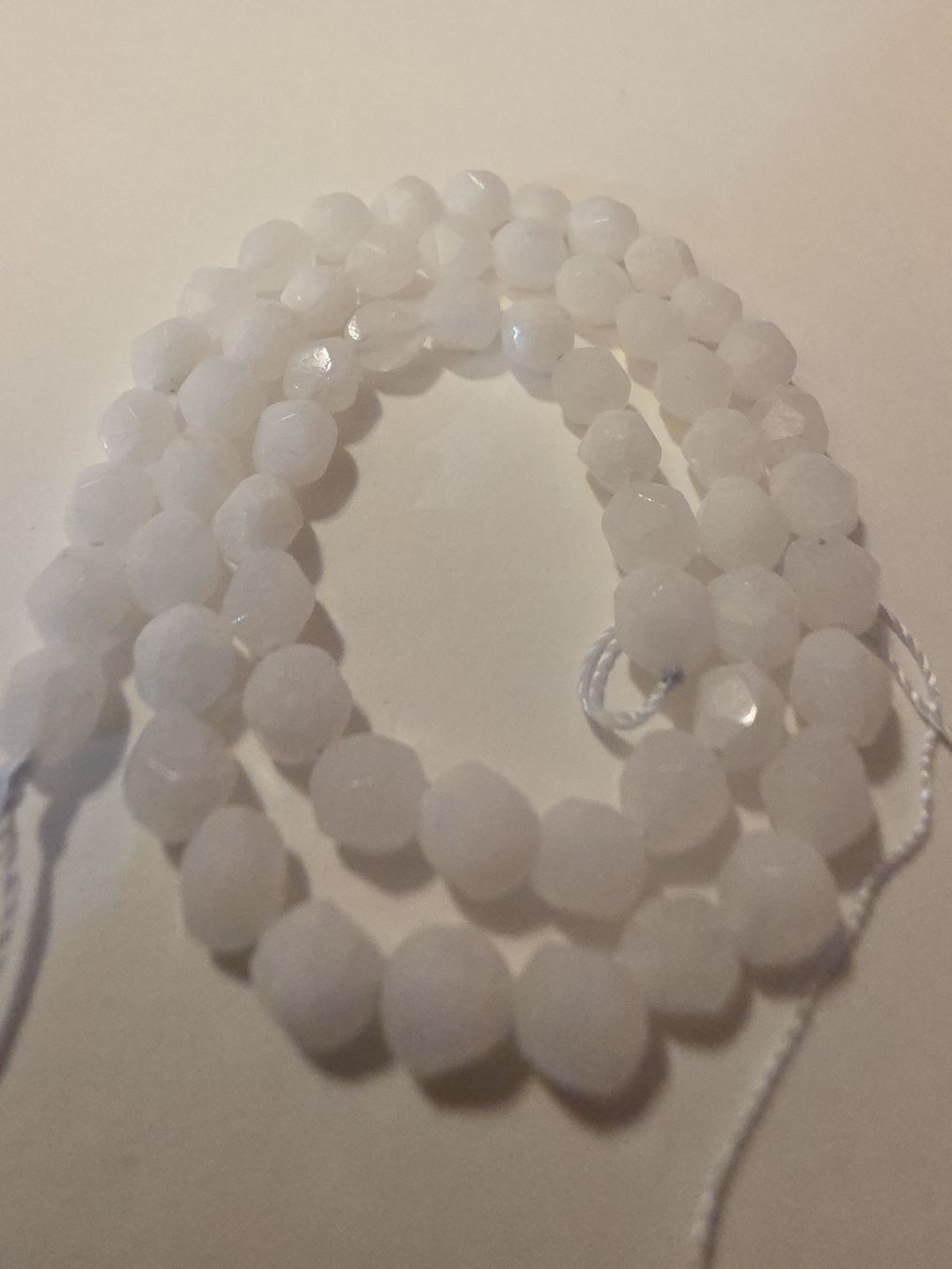 Minerali & Pietre curative: Jaspis weiss facettiert 6mm. Strang – Nuovo e nell'imballaggio originale da Menziken venduto da Mirager