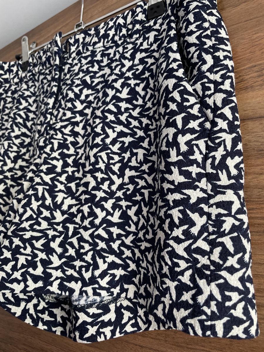 Zara Hosen: Zara Blue & White Bird Print shorts – Gebraucht aus Zug von Fashionaddicted.- 1