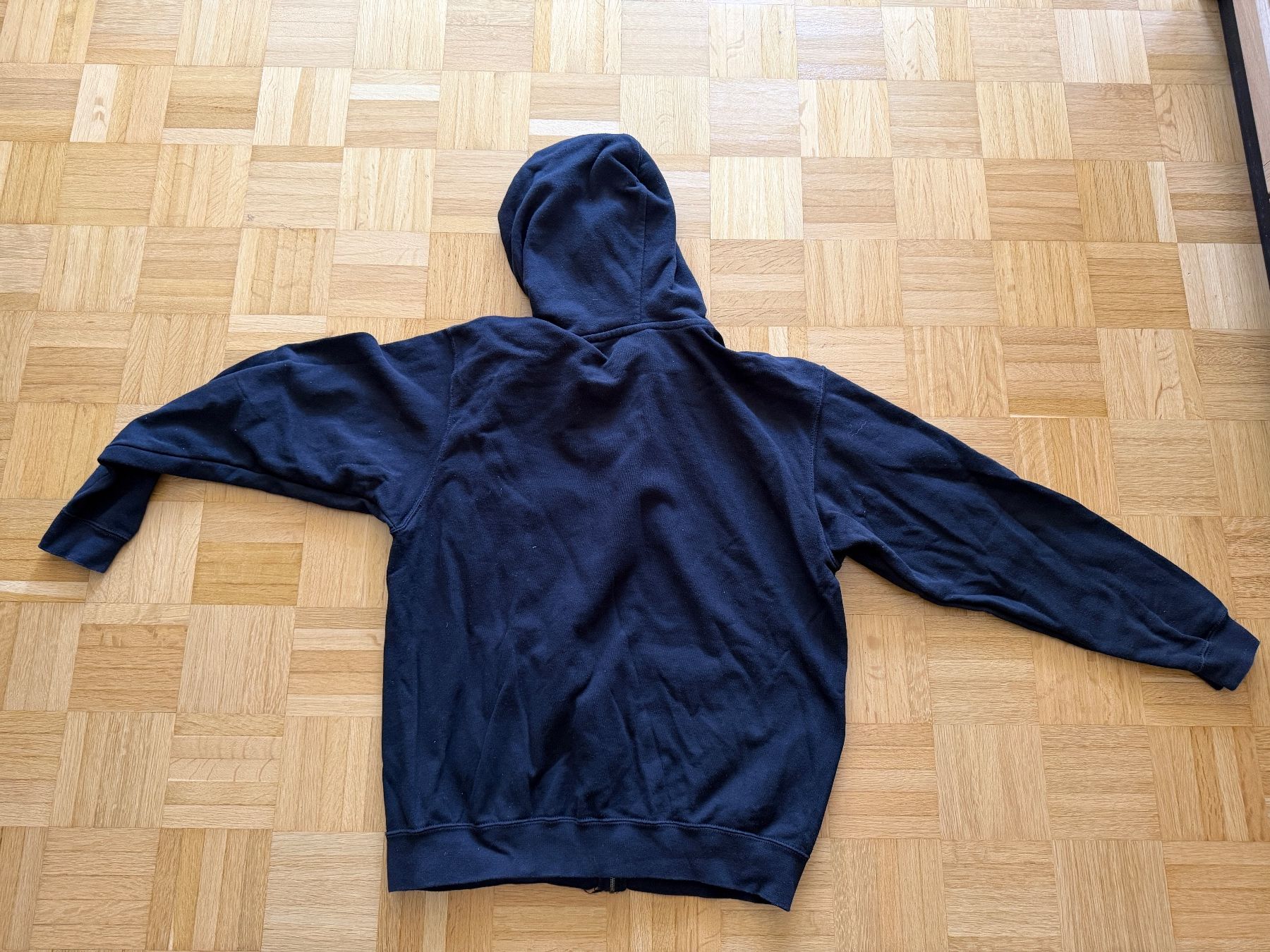 Maglioni & Felpe: Schwarze Kapuzenjacke mit Schweizerkreuz – Usato da Riehen venduto da Kpl_Oberloescher 2