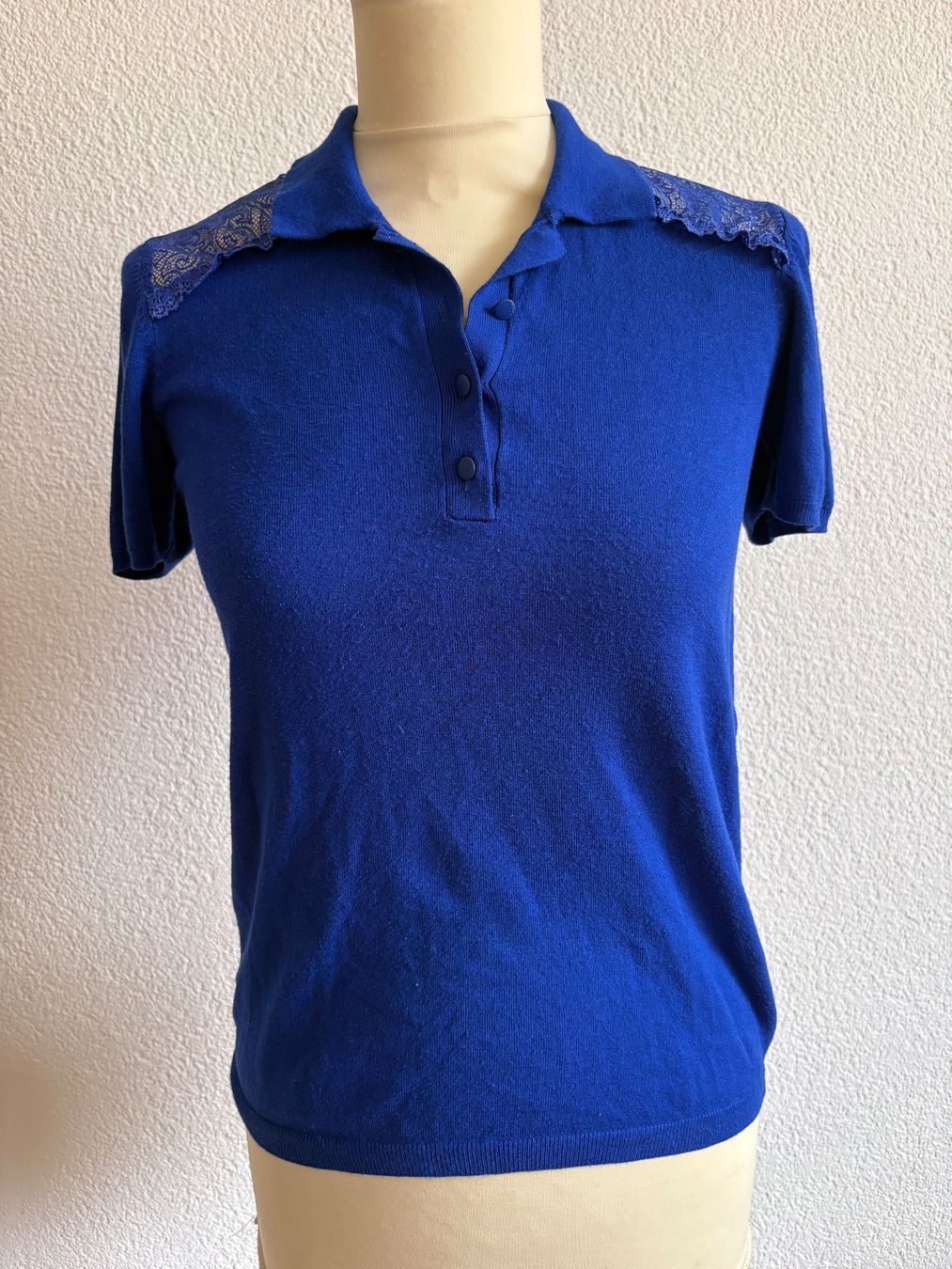 Magliette Polo: Polo Kookai bleu électrique, dentelle – Usato da Bern venduto da GabrielleHe