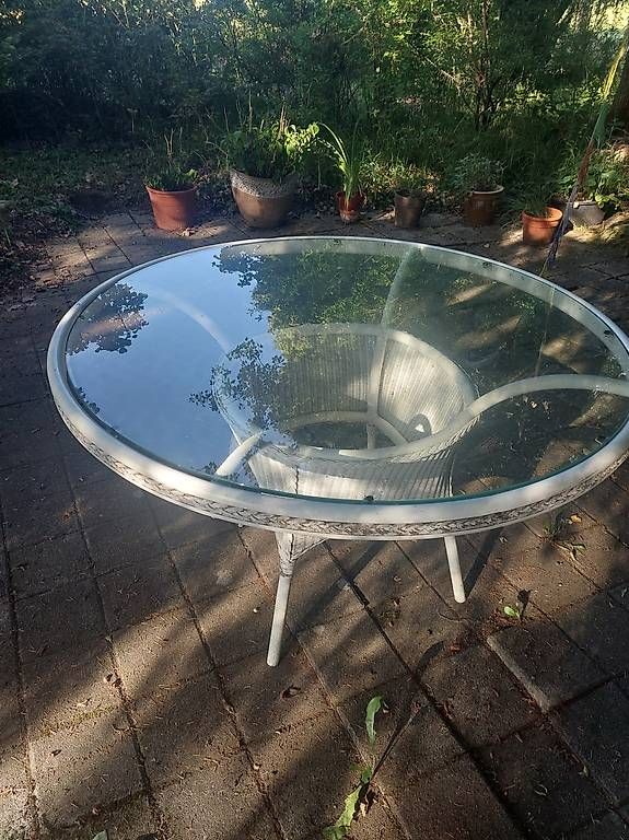 Tavoli: Wunderschöner Gartentisch : Glas, Metall, Rattan – Usato da Kirchlindach venduto da dor_qj8q