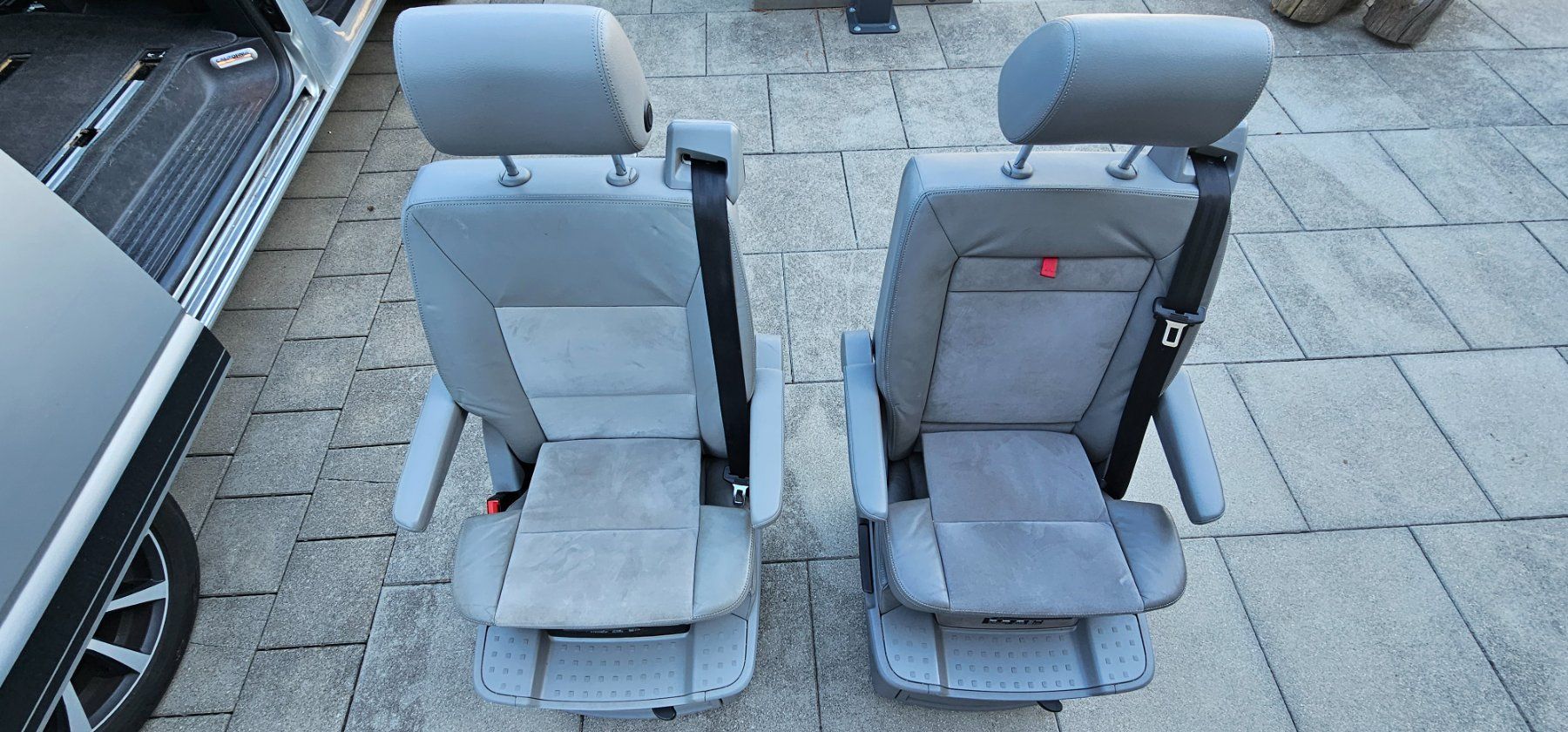 Seggiolini per auto: 2x Original VW T5/T6 Multivan Drehsitz Leder Grau Kindersitz – Usato da Rüti ZH venduto da Luckyday 1