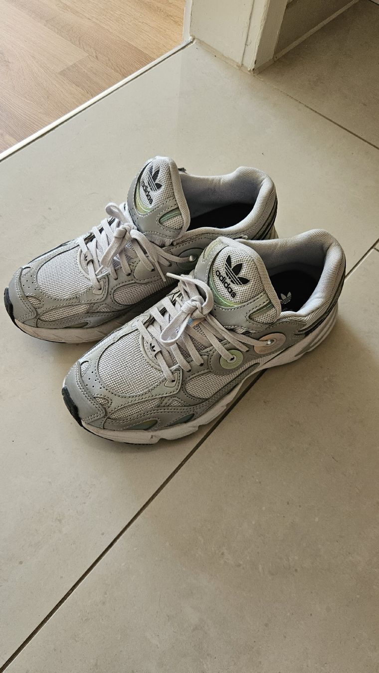 Adidas Chaussures femmes: Adidas Schuhe gr. 39, getragen – D'occasion à Uster par Ka.hati