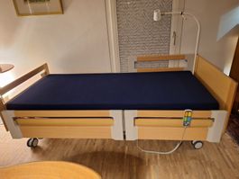 Pflegebett Embru Viva Modell 5923 mit Betttisch, Nachttisch