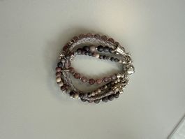 Hübsches Armband mit Leder, Edelsteinen und Silber