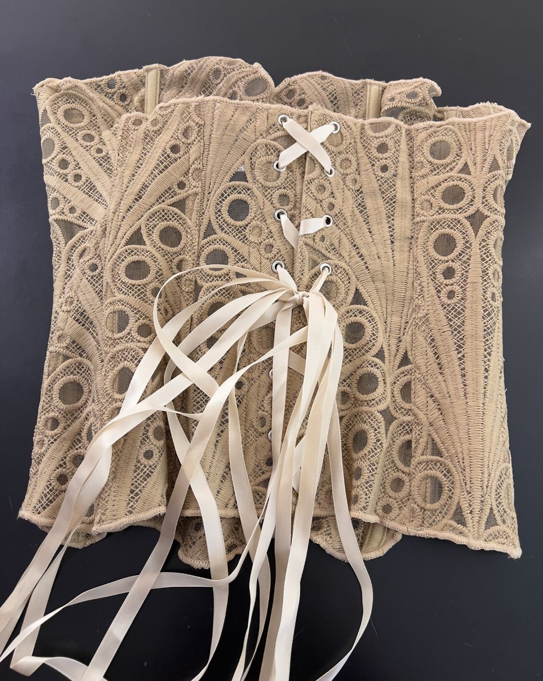 Tops: Sandfarbiges Spitzen-Bustier – Neu und originalverpackt aus Zürich von Naebeli 2