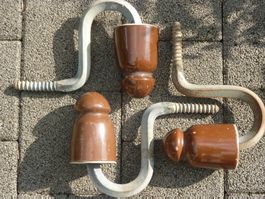 Braune Isolatoren aus Porzellan mit Holzgewinde
