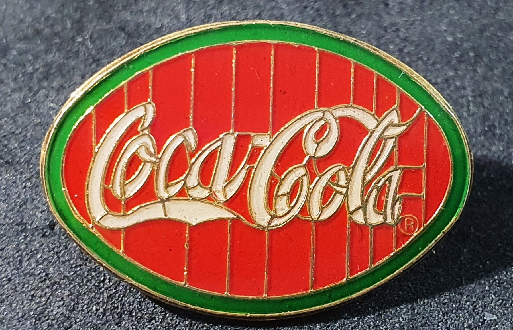 Placchette & Badge: BB697 - Pin Coca Cola Logo – Usato da Reinach BL venduto da Boston-Verkauf