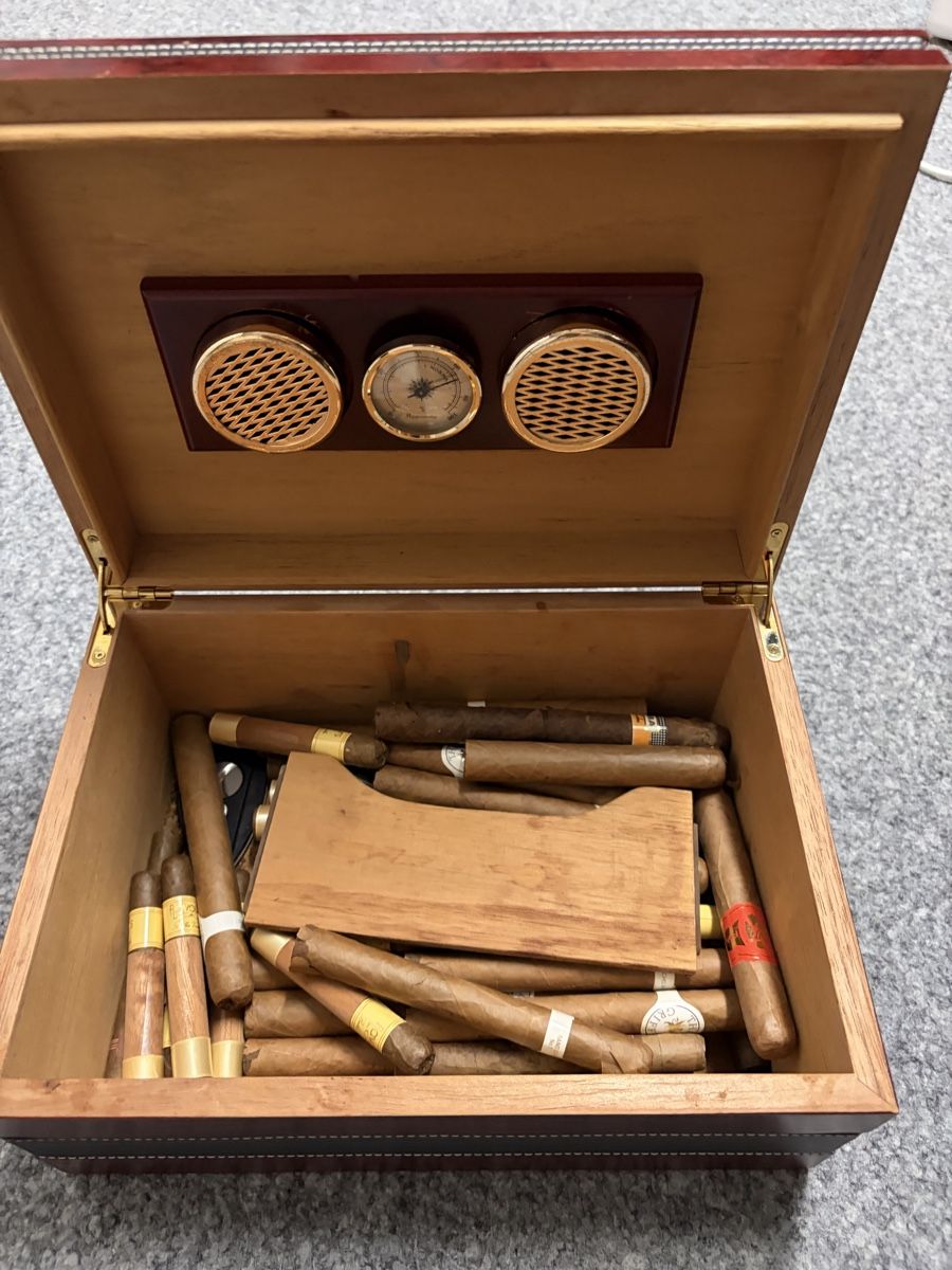 Humidore: Zigarren Humidor mit Zubehör, Holz, – Gebraucht aus Widen von malizia10 2