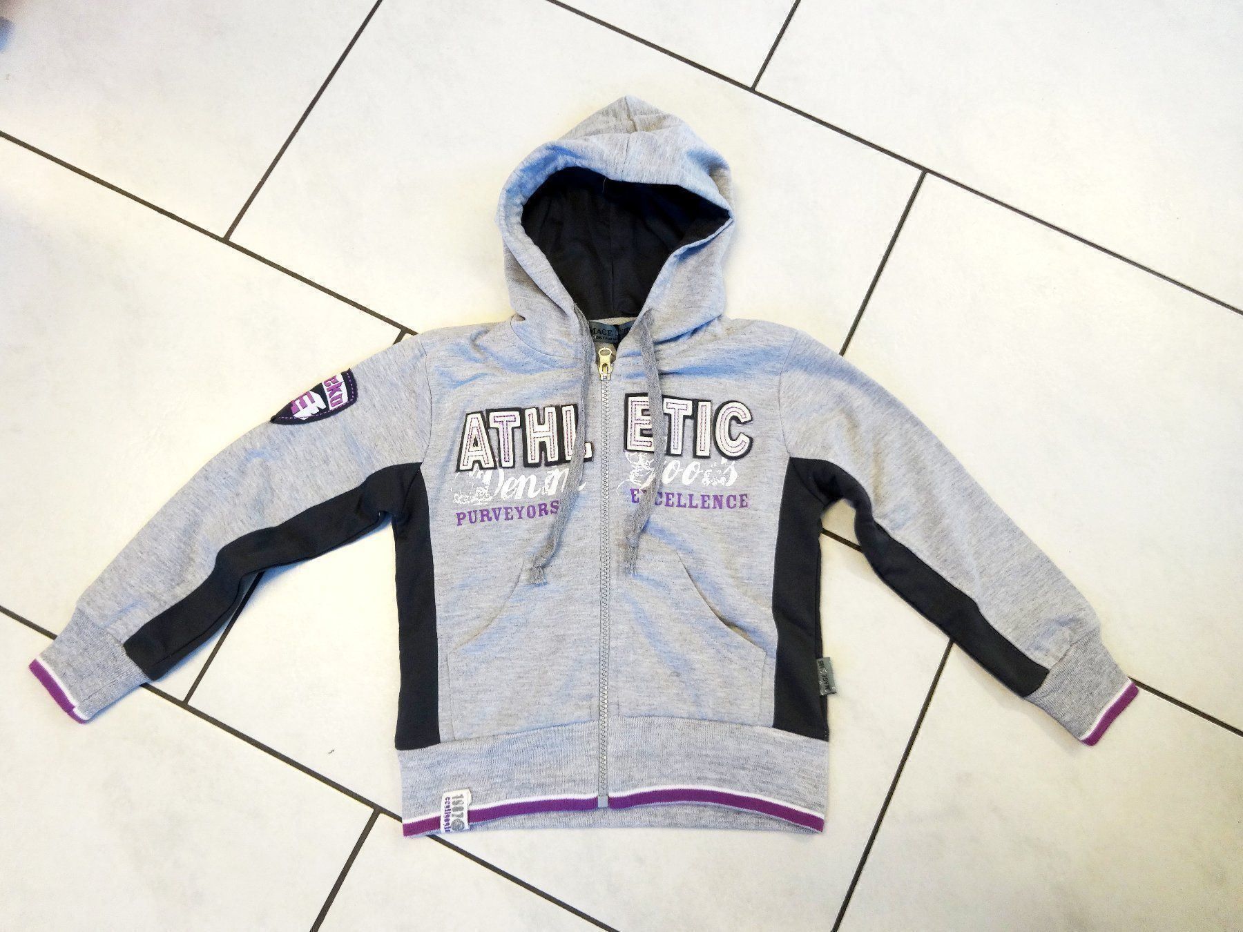 Jacken & Mäntel: Sweat Jacke grau mit Logos Grösse 98/104 – Neu und originalverpackt aus Eschenbach SG von Peachick