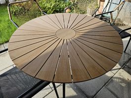 Gartentisch und vier Stühle