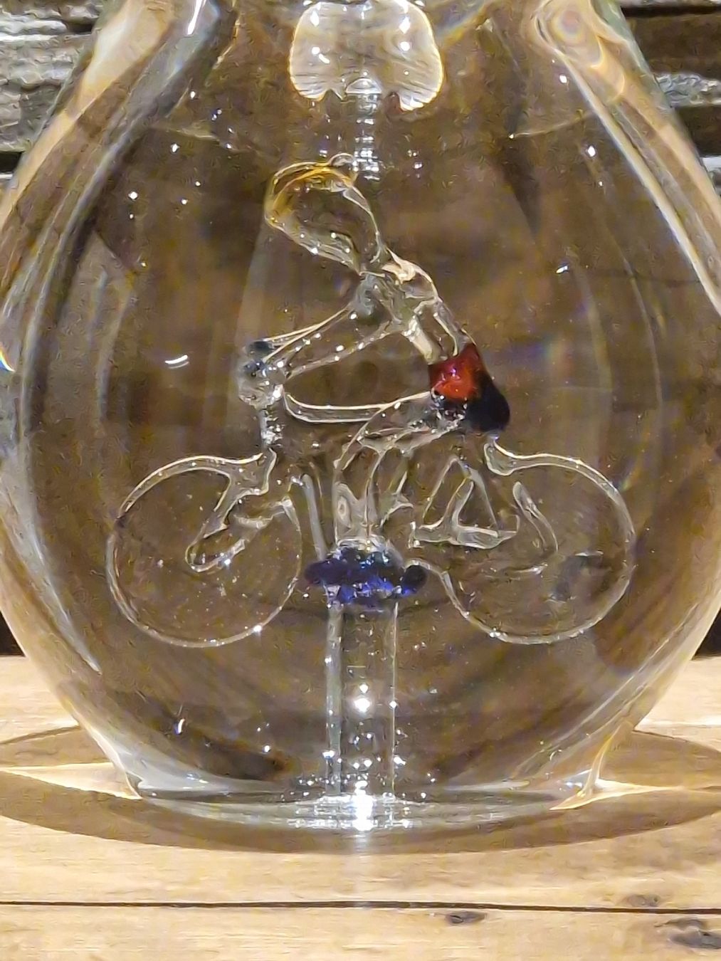 Sonstiges: Schnapsflasche mit Radfahrer aus Glas – Gebraucht aus Mettmenstetten von humoer 2