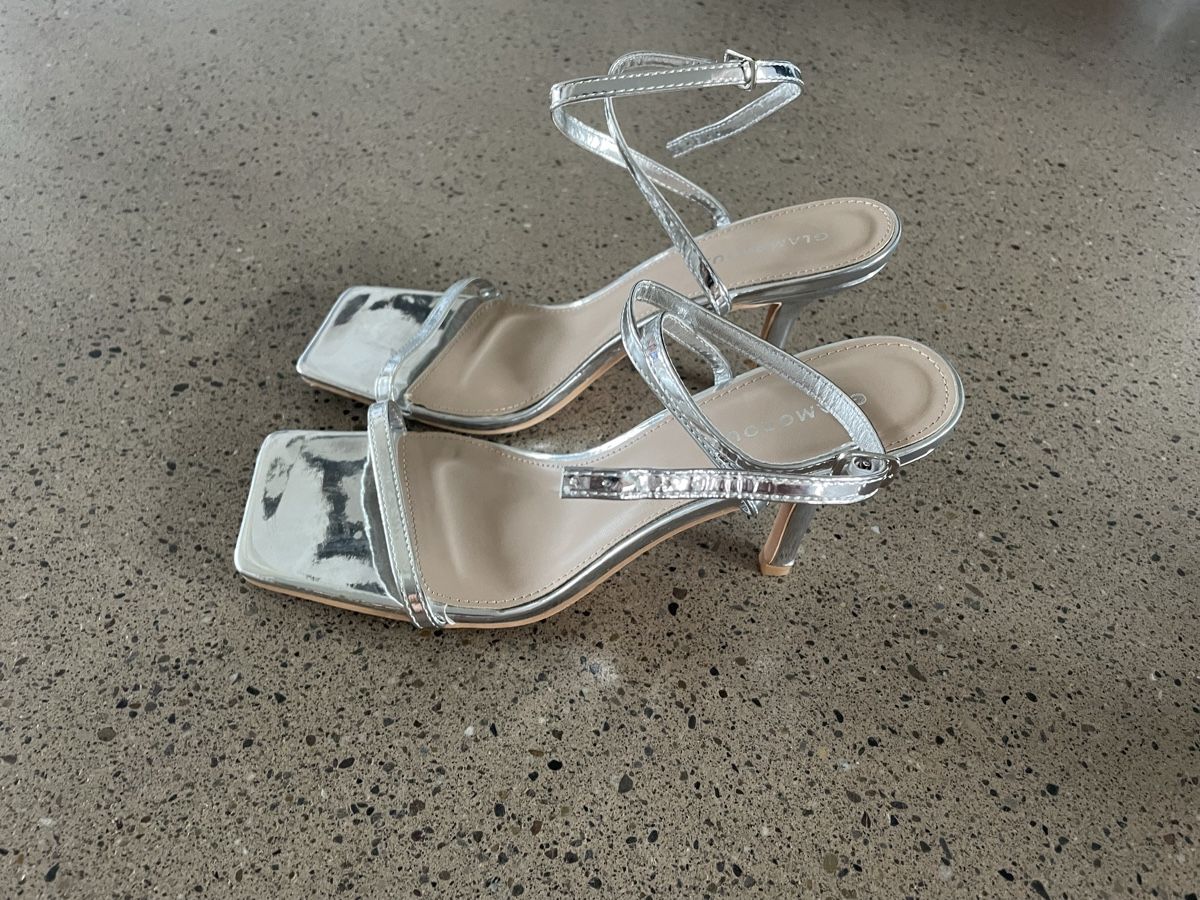 Scarpe da donna: Silberne Sandaletten – Nuovo (secondo la descrizione) da Zürich venduto da Facellas 1