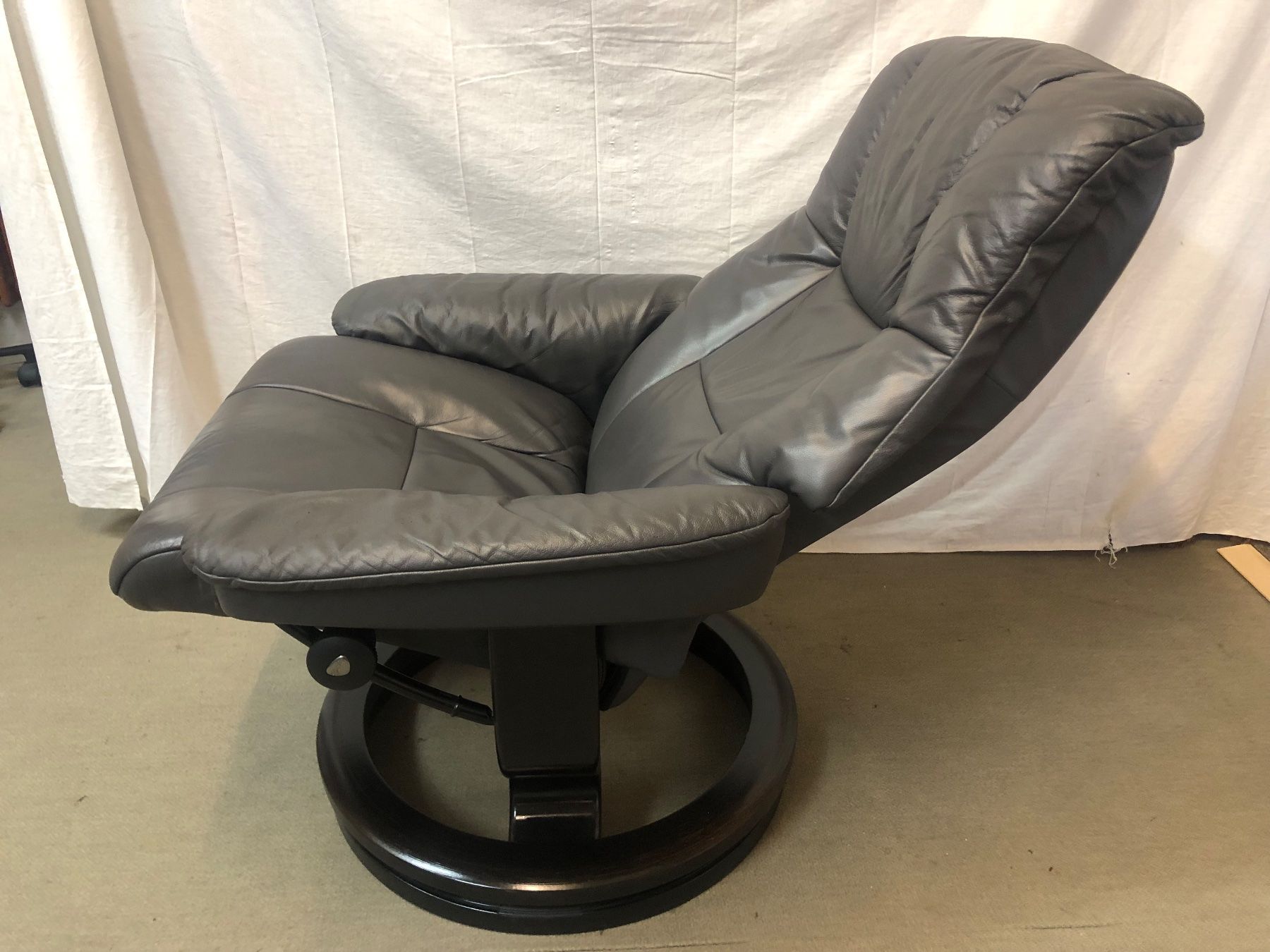 Stressless Sessel: Stressless plus Hocker in Leder grau – Gebraucht aus Brunnen von Allerwaren 4