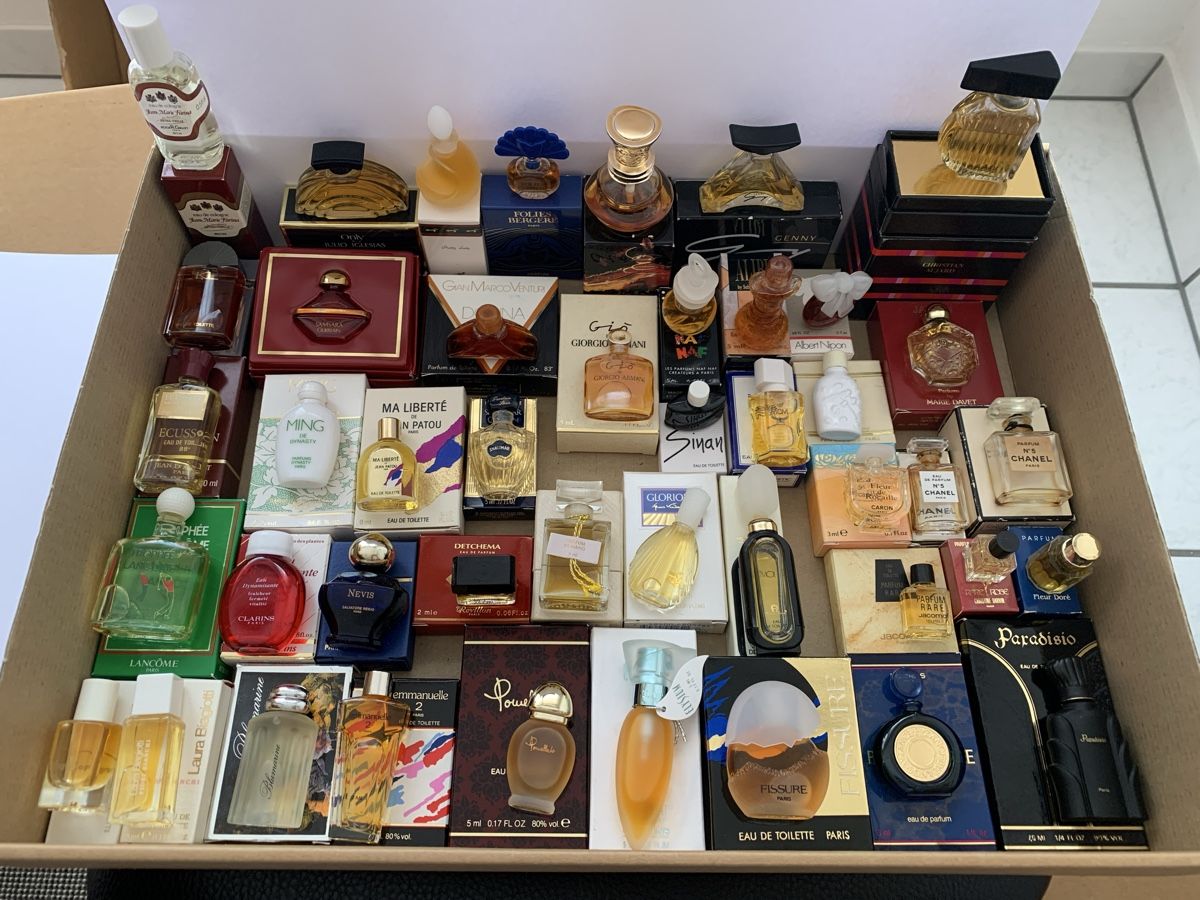 Parfum & Eau de Toilette: Über 40 Parfum miniaturen – Gebraucht aus Hochdorf von Blume007