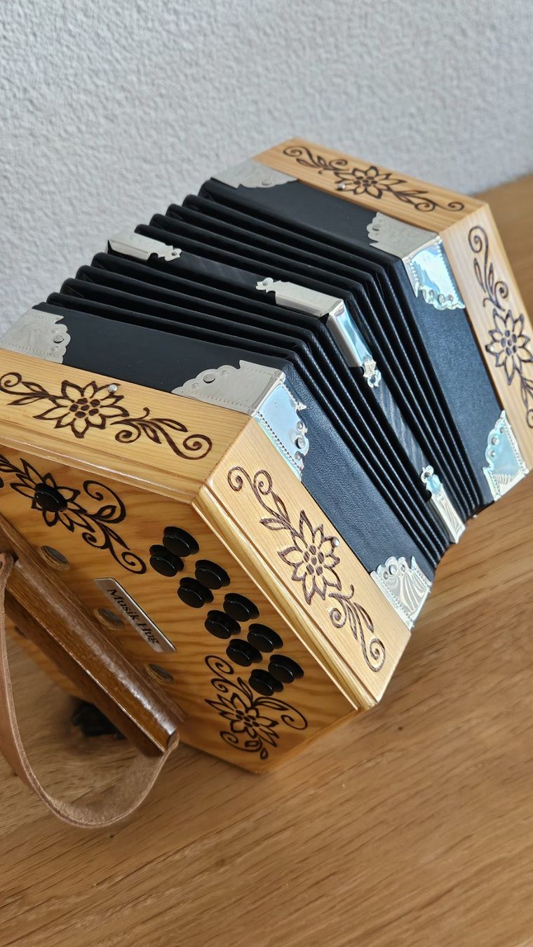 Strumenti musicali: Klingentaler Bandoneon A/D-Dur – Nuovo (secondo la descrizione) da Niederhasli venduto da GipfelimWinde 1