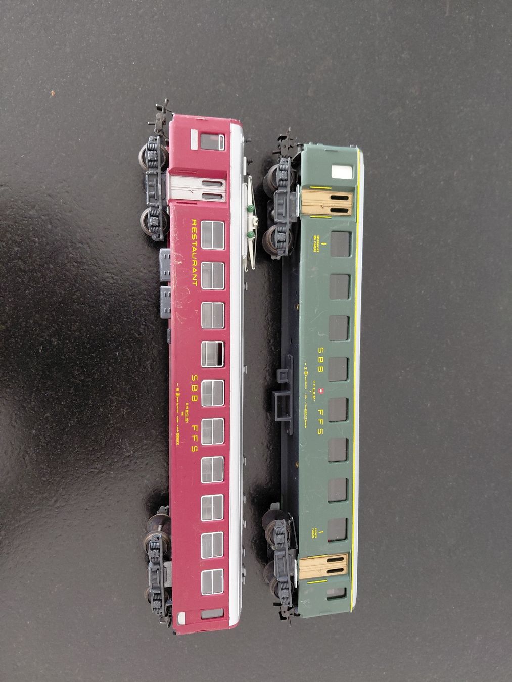 SBB/CFF/FFS Modellini di ferrovie: Modellbahn Waggons SBB rot/grün  2 stk – Usato da Heimberg venduto da 19BERN31 1