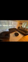 Zwei Sofas und Sessel