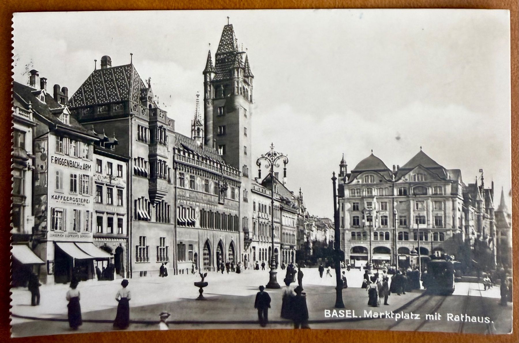 Cartoline postali: Basel - Tram - Marktplatz - Animation 1942 – Usato da Lutry venduto da Ediego