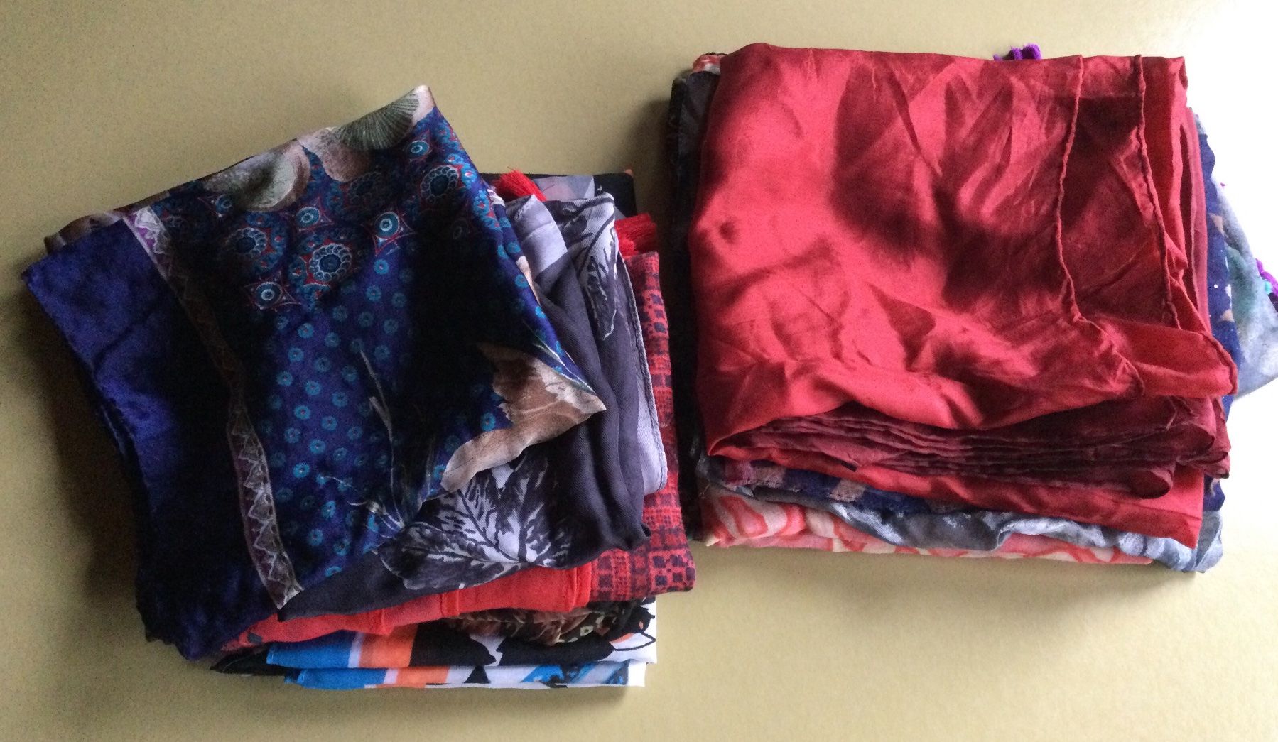 Foulard & Sciarpe: 10 Foulards, Polyester und Seide Schnäppchenpreis – Usato da Ulisbach venduto da sasha6