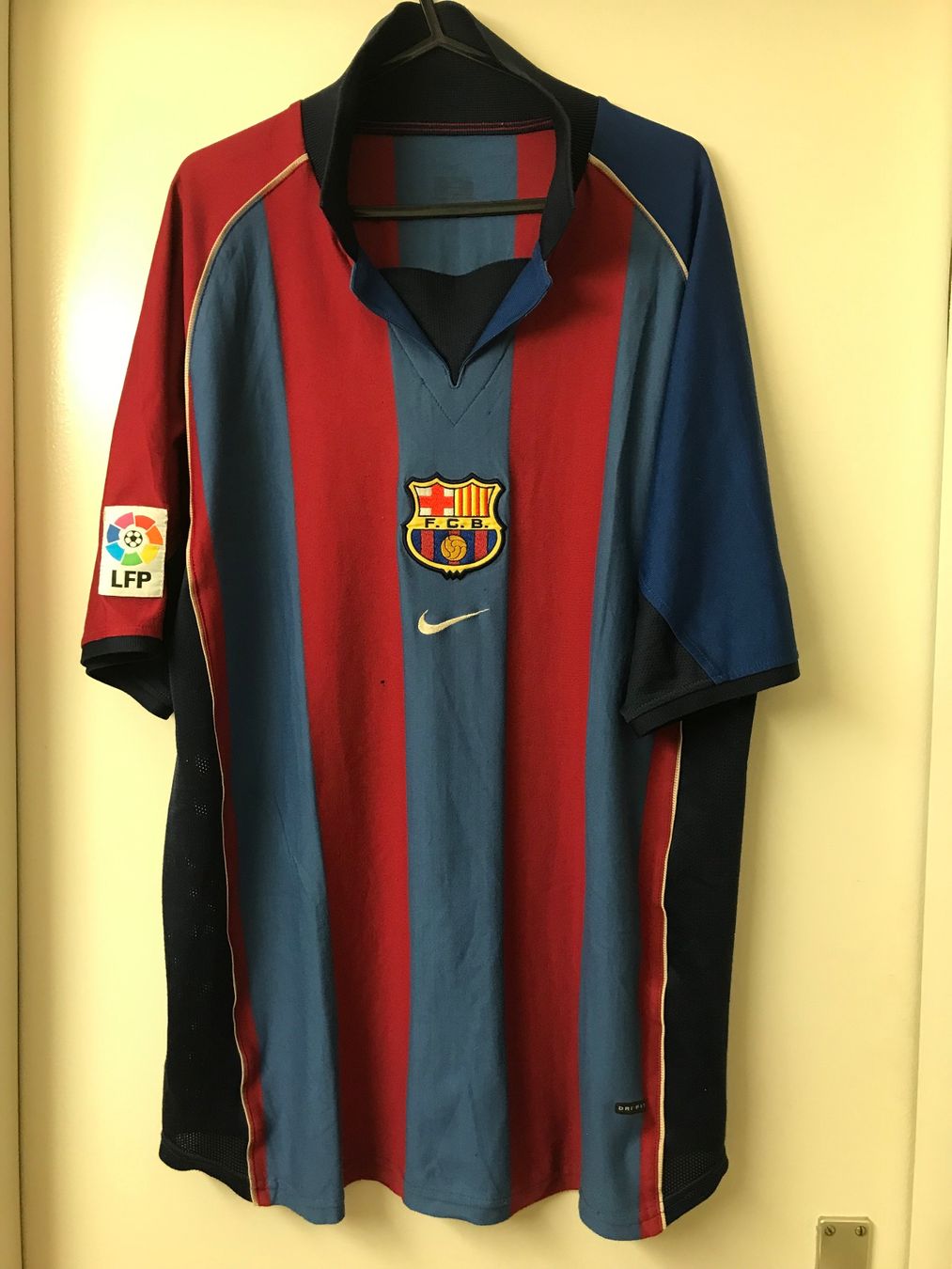 FC Barcelona Leibchen & Hosen: Fc Barcelone 2001/2002 original 100% authentic – Gebraucht aus Genève von RdV-o-BuyMorePayLess