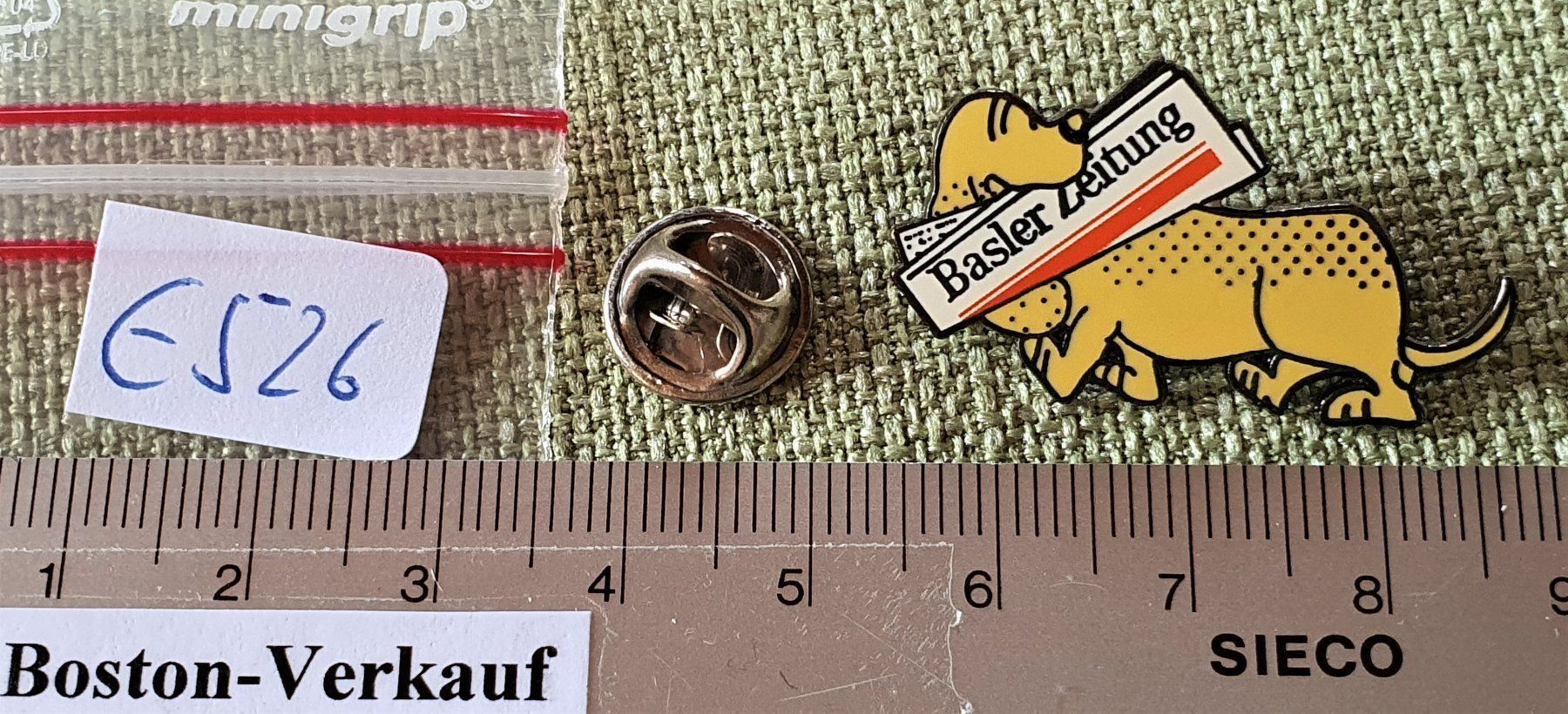 Plaketten & Abzeichen: E526 - Pin Basler Zeitung Hund Dackel – Gebraucht aus Reinach BL von Boston-Verkauf 2