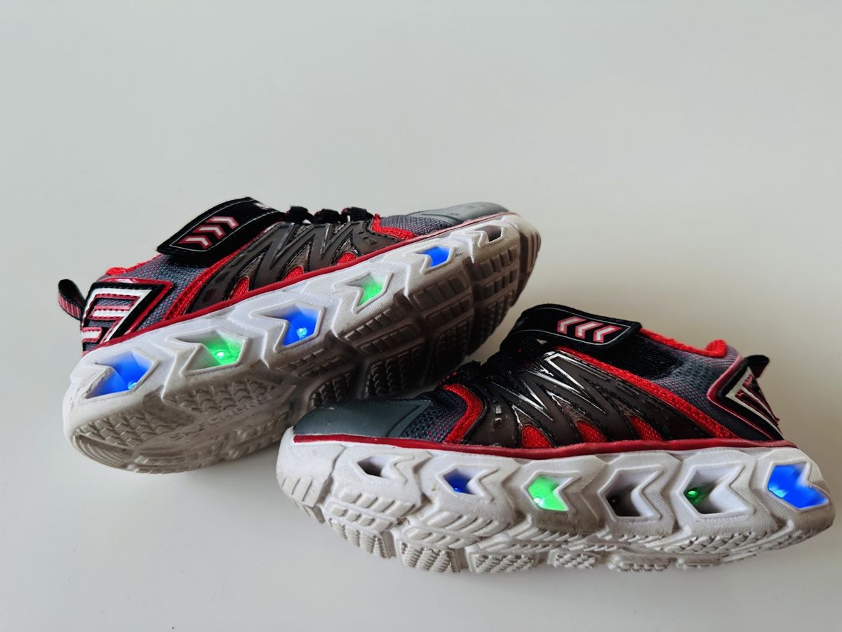 Skechers Schuhe für Jungen: Skechers Sneakers leuchtend Gr.25 – Gebraucht aus Meggen von kammann