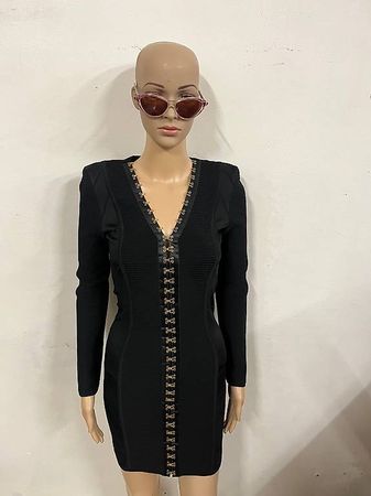 Robe Balmain noire avec agrafes dorées taille 36