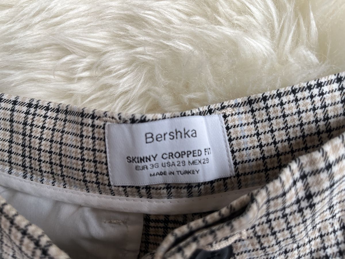 Bershka Pantaloni: Stylische Stoffhose mit Karomuster, Gr.36 – Usato da Aarburg venduto da Petite-closet-Loop 1