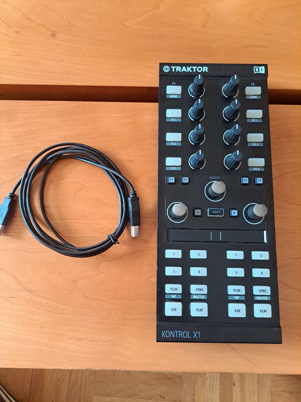 Traktor Mischpulte: Traktor Kontrol X1 MK2 DJ Controller USB guter Zustand – Gebraucht aus Berikon von joker1972