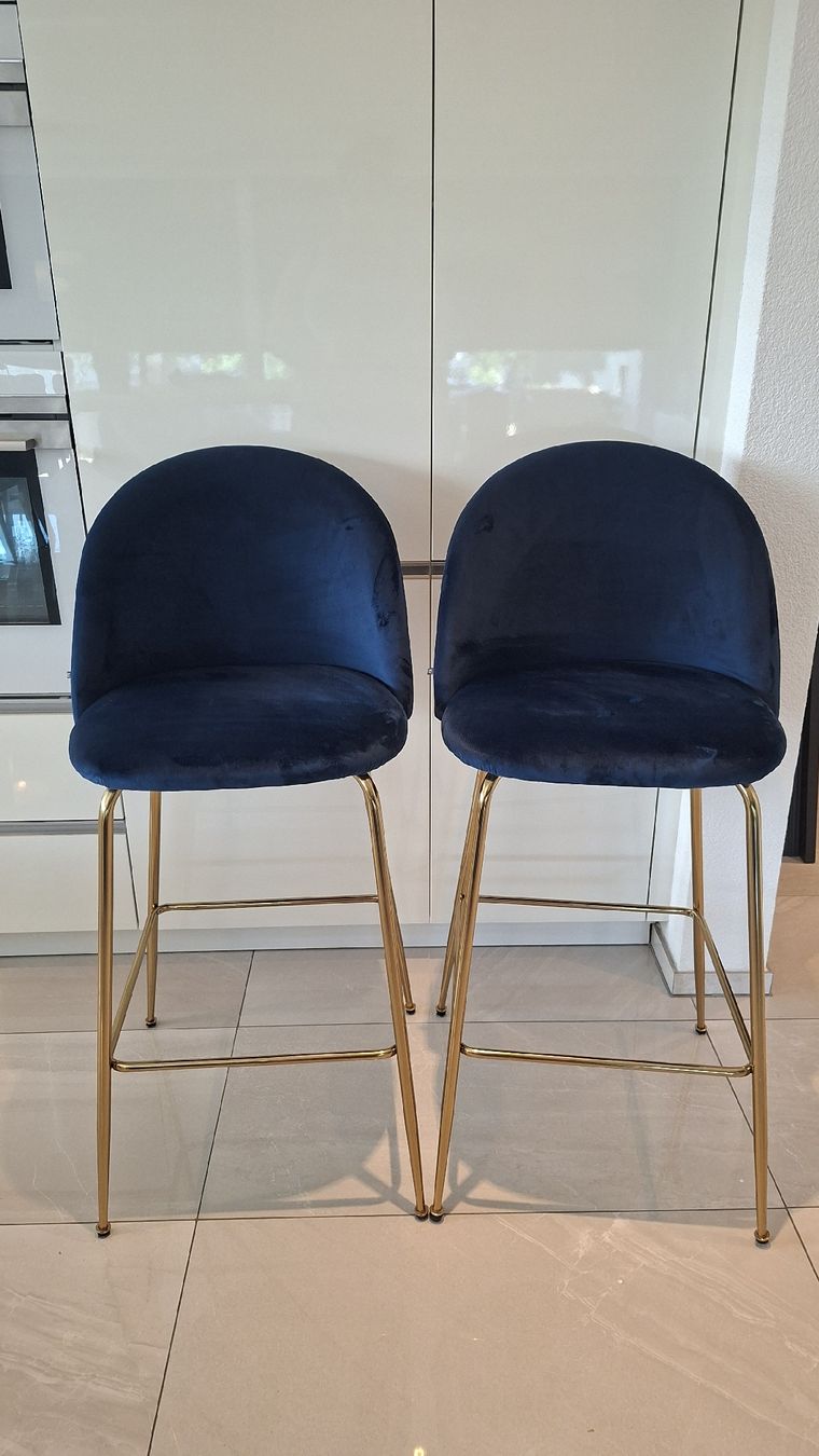 Hocker: 2 Barhocker aus blauem Samt – Gebraucht aus Oberengstringen von Kimchimon
