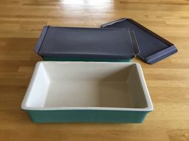 Deux plats/moules en céramique turquoise