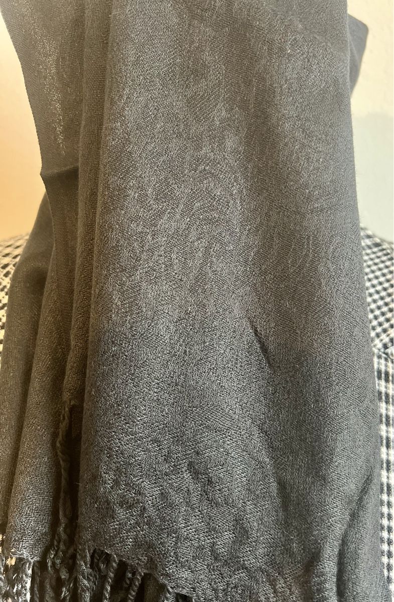 Foulards, Tücher & Schals: Étole épaisse en Viscose avec franges – Neu und originalverpackt aus Coffrane von Luxary_16 9