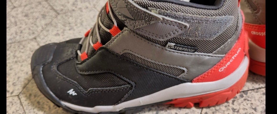 Decathlon Scarpe per ragazzi: Kinder Wanderschuhe, Gr. 30, Quechua, anthrazit rot, neuwert – Usato da Birrhard venduto da kristiii 4