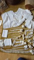 Konvolut Spitzenbänder und Stoffe verschiedene Arten weiss