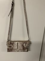 Elegante crossbody Guess Tasche mit Schlangenoptik.