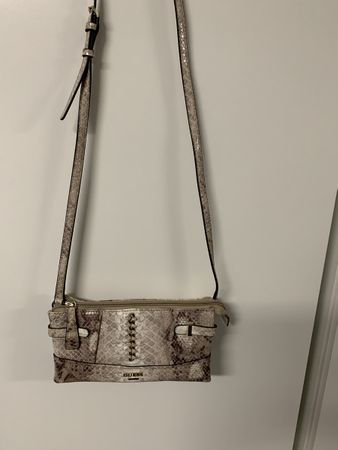 Elegante crossbody Guess Tasche mit Schlangenoptik.