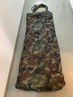 SCHLAFSACK IM  TARNLOOK